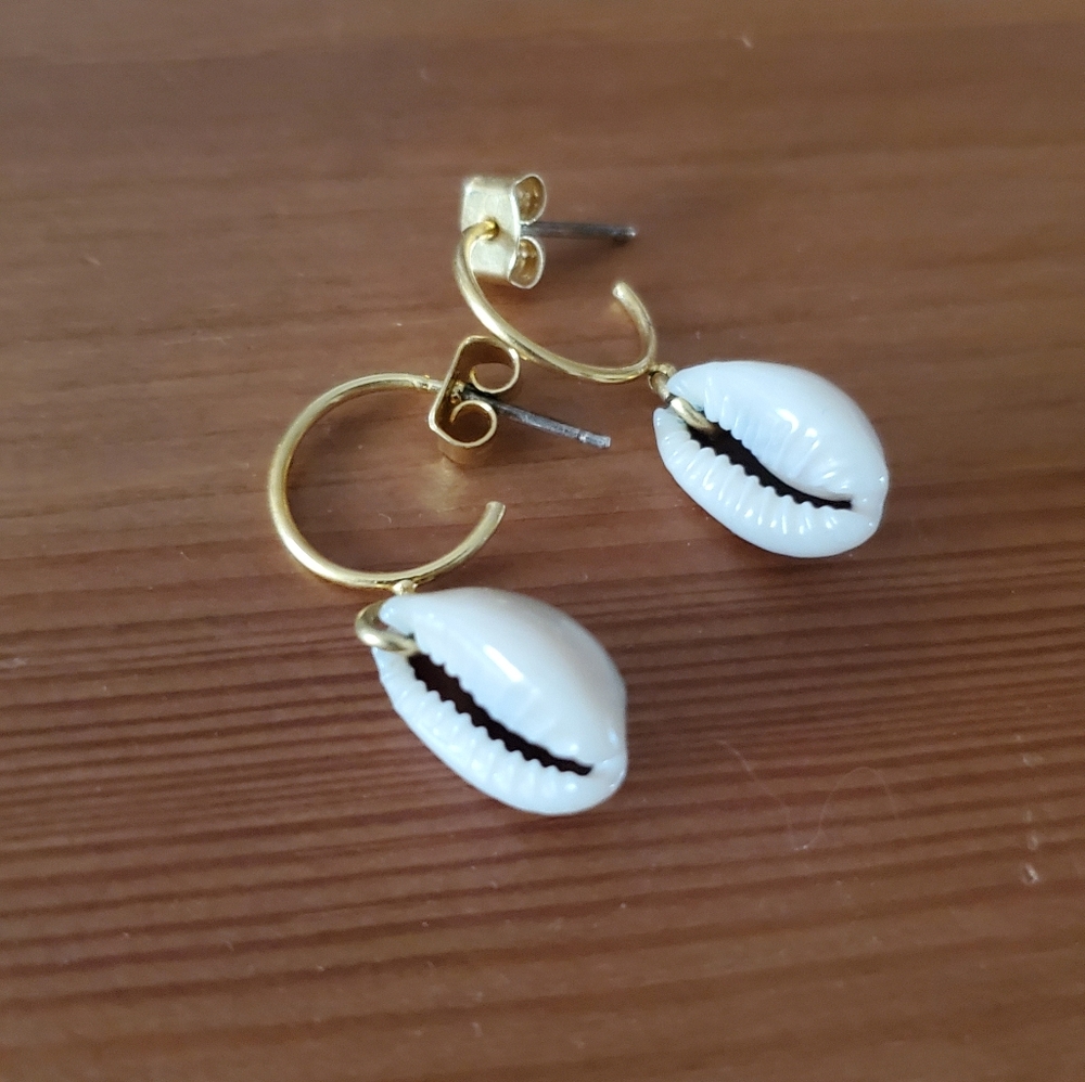 Madewell conch shell drop earrings stud